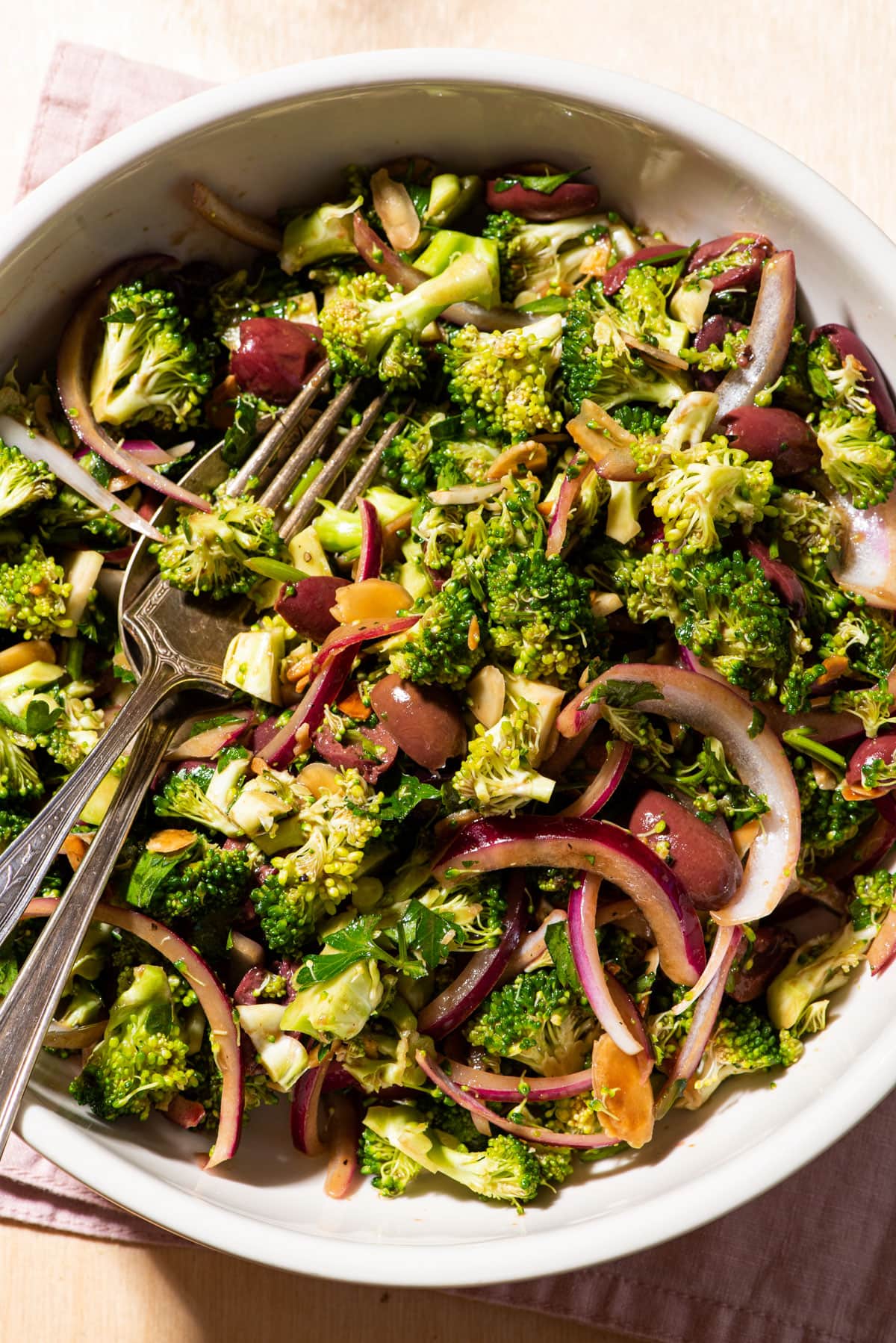 Healthy broccoli salad recipe with red onions and olives (without mayo).