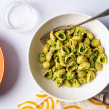 Pea pesto pasta in bowls (vegan).
