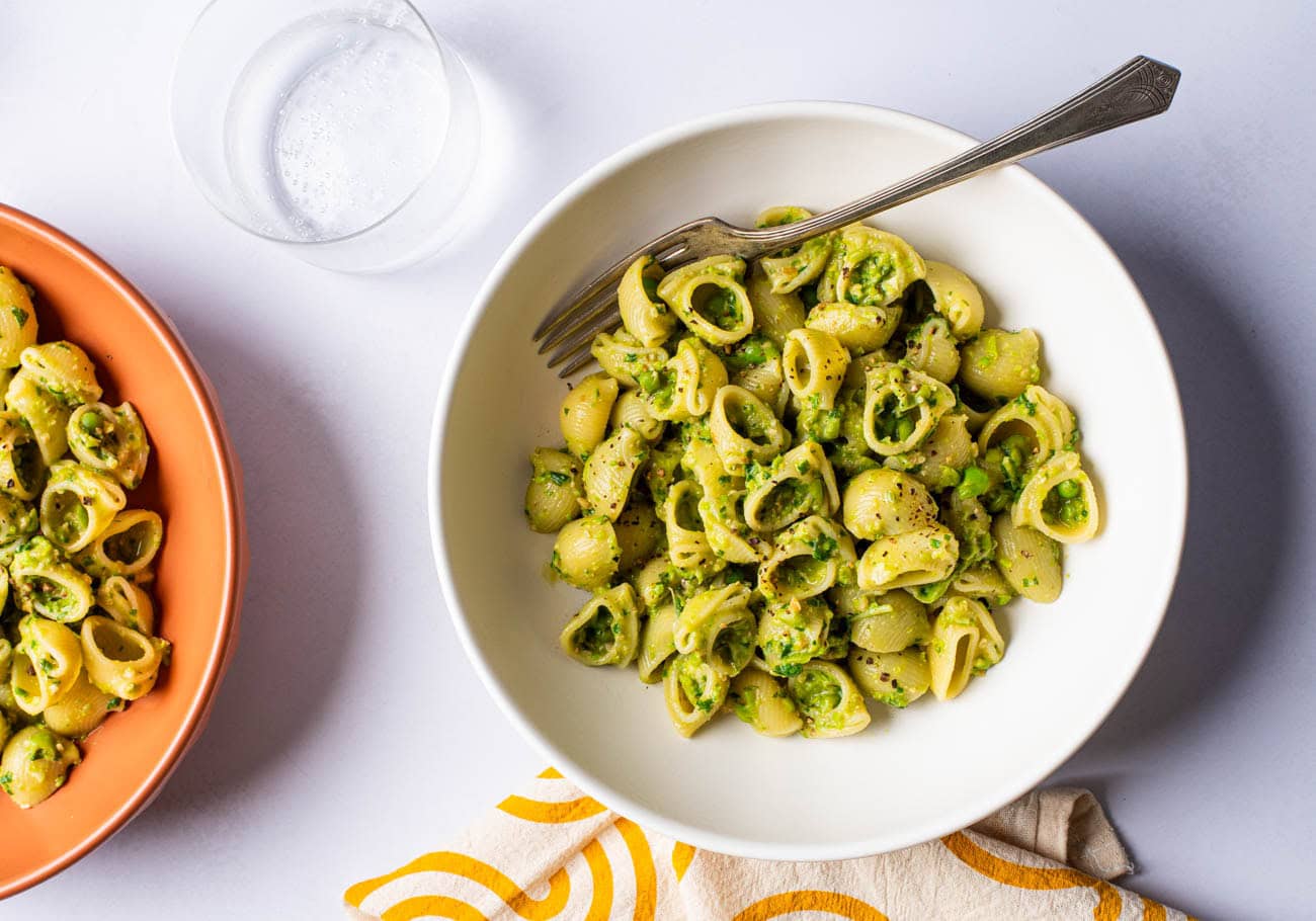 Pea pesto pasta in bowls (vegan).